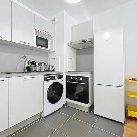 Spacious With Rooftop *