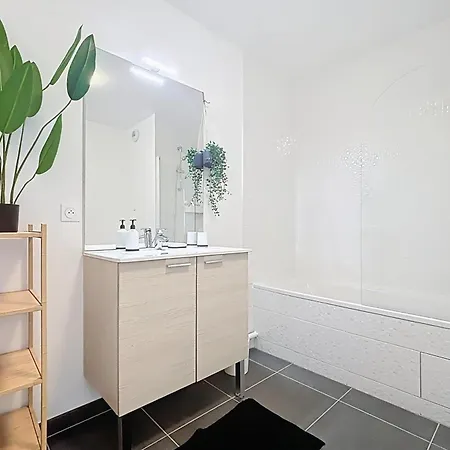 Spacious With Rooftop Apartment