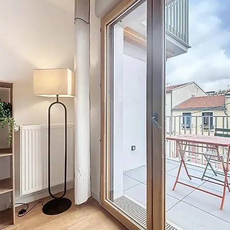 Spacious With Rooftop *