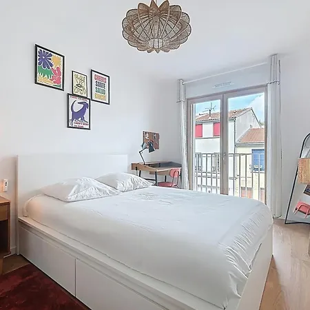 Spacious With Rooftop Apartment Montreuil (Seine-Saint-Denis)